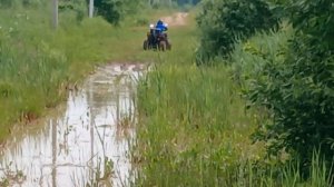 Малыш на квадрике  по огромной луже