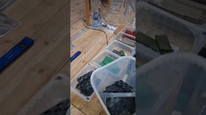 1000028542.mp4 (Собака наблюдает за устройством плоскости каркаса в ванной комнате дома А-фрейм)