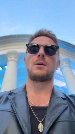 Я, когда мой трек попал в тренды инстыСкорее снимайте под него свои видео!