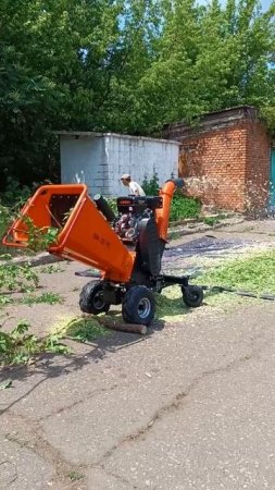 Ресурсоснабжающие организации Ленобласти передали технику Енакиево