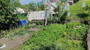 Собирают мусор в деревне, уютная и счастливая жизнь в деревне