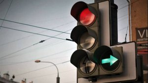 Можно ли стоять под зеленую «стрелку» на светофоре, если нужно ехать прямо