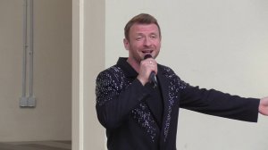 Певец поёт песню. Песня: Любите пока любится