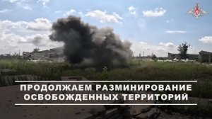 🧨 Военнослужащие инженерно-саперных подразделений группировки «Центр» расчищают от взрывоопасных...