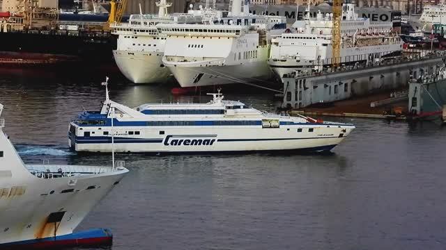 паром каремар уходит из порта