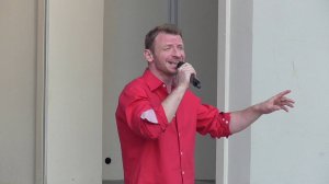 Певец поёт песню. Песня: Я готов целовать песок