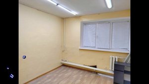 Коммерческое помещение в цокольном этаже жилого дома.