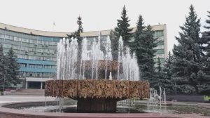ФОНТАН У ЗДАНИЯ АДМИНИСТРАЦИИ. НОВОКУЗНЕЦК