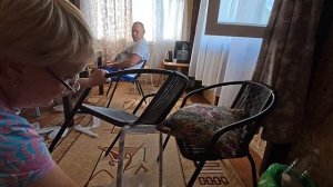 Женская работа не заметна. приехали стулья