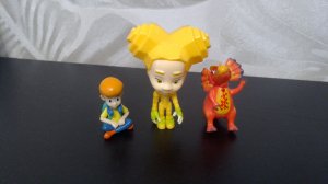 Родион и игрушки из кафе Ростикс и Вкусно и Точка