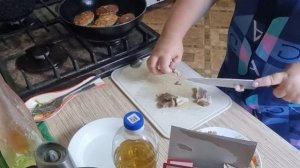 Готовлю котлеты с геркулесом. Домашнее сало ,отварные яйца и овощи.Вкуснота!