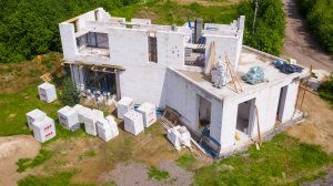 Процесс кладки второго этажа дома из газобетона по индивидуальному проекту ГБ-332 от МОНОЛИТ-ХАУС
