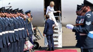 Макрон и его супруга попали в объектив во время неловкой сцены у трапа