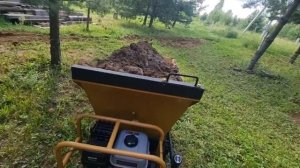 Мототележка Wikdo продолжает трудиться на участке Кевина и Патриции.