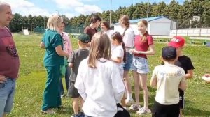 Балалар әниләр өчен ромашка җыйдылар