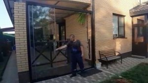 Компания Альфа123. Ограждение входной группы безрамным остеклением.