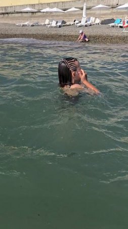 в море
