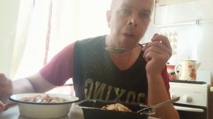 пробую курицу в соусе терияки с овощами и лапшой из магазина чижик