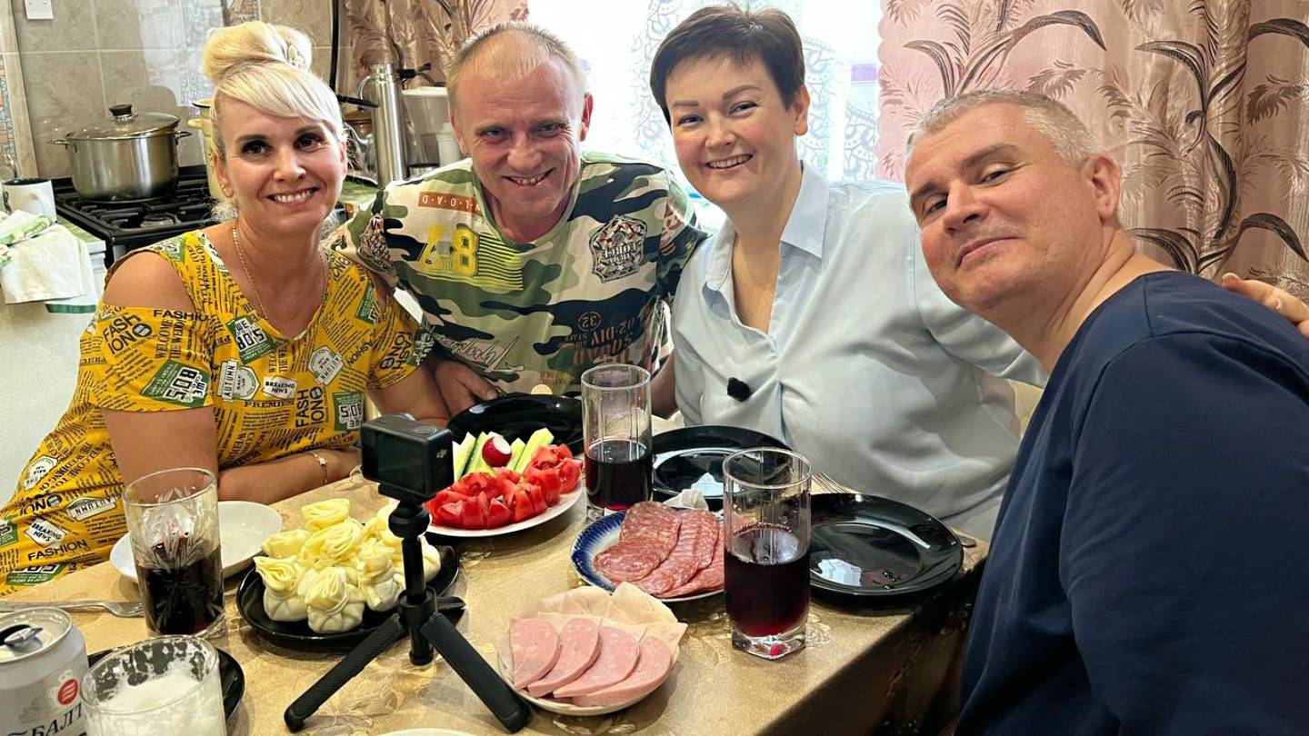 Мукбанг ОТМЕЧАЕМ ДР бати дружно всей СЕМЬЁЙ! Разговорились с Дашей) В ТЕСНОТЕ но не в обиде! Ужин
