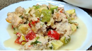 Запеканка из кабачков, курицы, помидор и сыра.