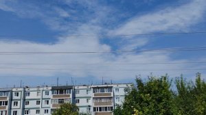Синее небо над деревней, уютная жизнь в деревне