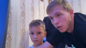 БРАТ УЧИТСЯ ИГРАТЬ В КОМП