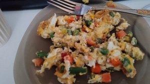 деревенский обед, яичница с овощами, уют в деревне