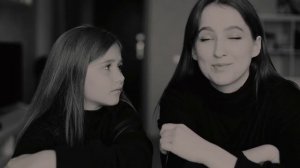 Девочке три, она едет у папы на шее...