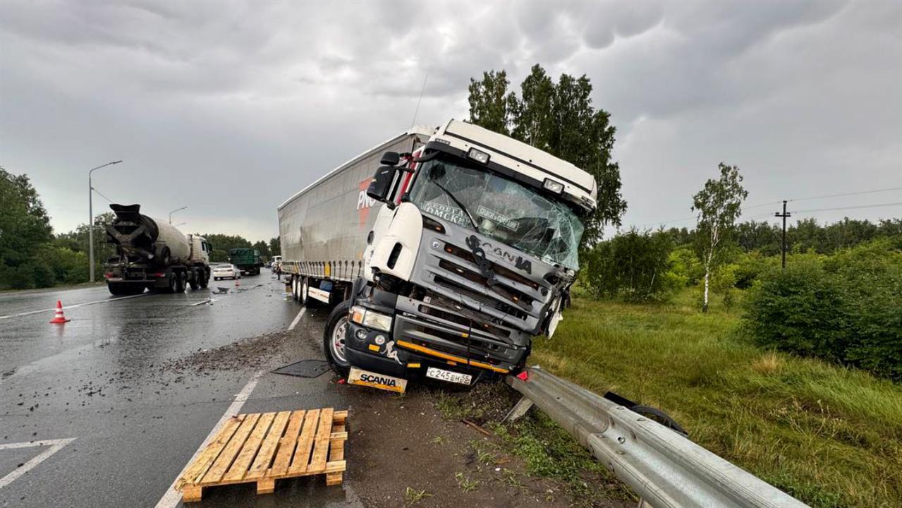 ДТП с участием автобуса произошло в Омске: кадры с места трагедии
