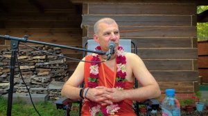 Как молодые преданные повторяли Джапу, показывая друг другу, как нужно это делать.