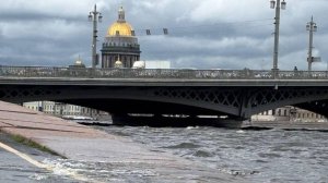 Санкт-Петербург закрывает вход в общественные места из-за нарастающего циклона «Фридман»