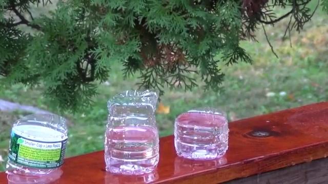 Разрубает ножом бутылки