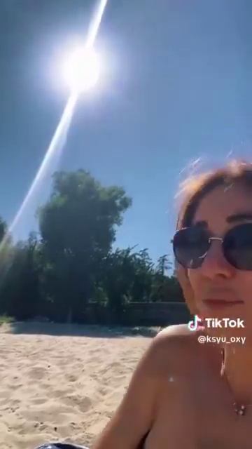 Хохлуха улыбается на пляже