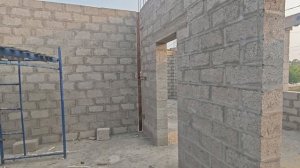 построили стены первого этажа