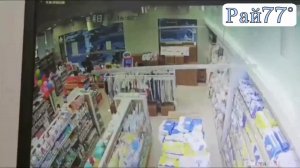 Легковушка чуть не сбила китайца с ребёнком