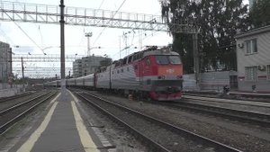 Электровоз ЧС7-274 (ТЧЭ-33) со скорым поездом № 015Ж Волгоград - Москва прибывает на 2-й путь.