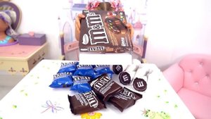 Диана и Рома Диана и Рома притворяются, что играют с папой в продажу мороженого