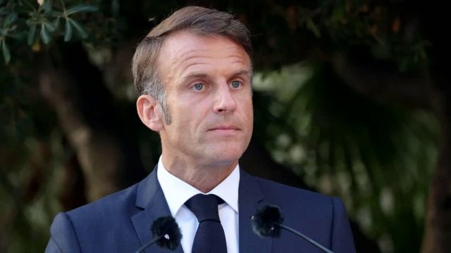 Спорный жест: Эмманюэль Макрон поцеловал Кейт Миддлтон и возмутил сеть.