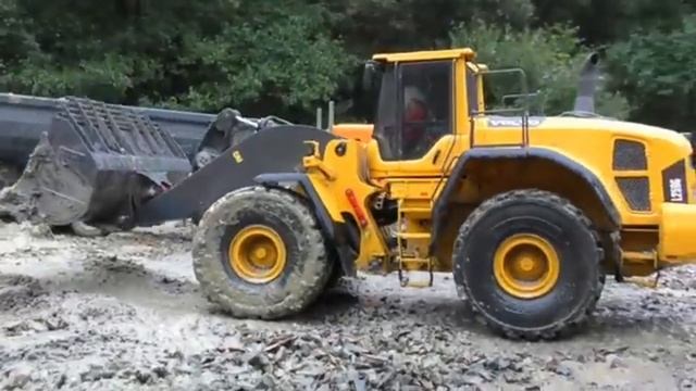 Большие грузовики и дорожная техника на радиоуправлении в действии смотреть онлайн