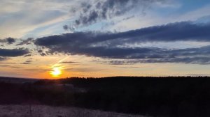 Красивый закат в деревне.