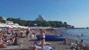 Пляжи Анапы 08.07.2025. Дельфины у берега, люди купаются