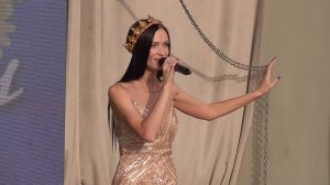 Певица поёт песню. Песня: Я буду жить для тебя