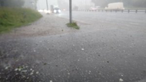 На севере Москвы прошел сильнейший ливень с крупным градом.