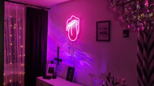 Неоновая вывеска в форме эмблемы Rolling Stones в интерьере. Обзор неонового интерьера.