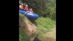 Экстремалы на надувной лодке СМОТРЕТЬ ВИДЕО ПРИКОЛЫ СМОТРЕТЬ ОНЛАЙН ПРИКОЛЫ 2025 ГОДА