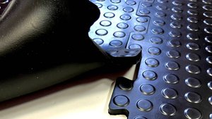 Монтаж резиновой плитки Спецпол на клей