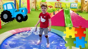 Полина ищет потерянные пазлы Синий Трактор в игровом центре
