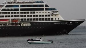 лайнер  Azamara Pursuit.