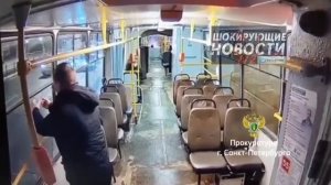 В Петербурге пойдет под суд по статье УК о вандализме – порче имущества на общественном транспорте