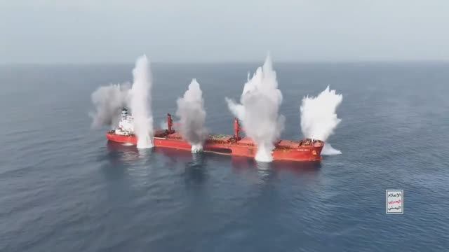 Кадры Йеменских силы  рейда и подрыва сухогруза MAGIC SEAS за нарушение блокады,  против Израиля